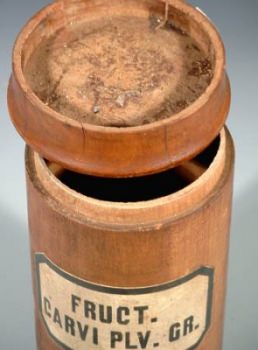 Apothekergef�ss, Holz gedrechselt. Ettikett: FRUCT. CARVI PLV. GR