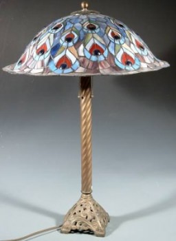 Tischlampe, 1. Hlft. 20. Jh., bleiverglaster Schirm mit farbige Pfauenaugendarstellung