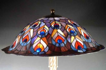 Tischlampe, 1. Hlft. 20. Jh., bleiverglaster Schirm mit farbige Pfauenaugendarstellung
