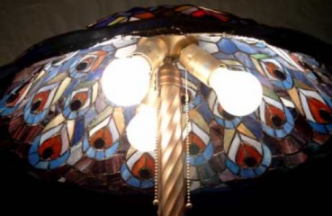 Tischlampe, 1. Hlft. 20. Jh., bleiverglaster Schirm mit farbige Pfauenaugendarstellung