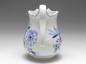 Preview: Giesser, Milchgießer, Meissen, 20. Jh., Zwiebelmuster, H: 13 cm, V: 0,4 l.