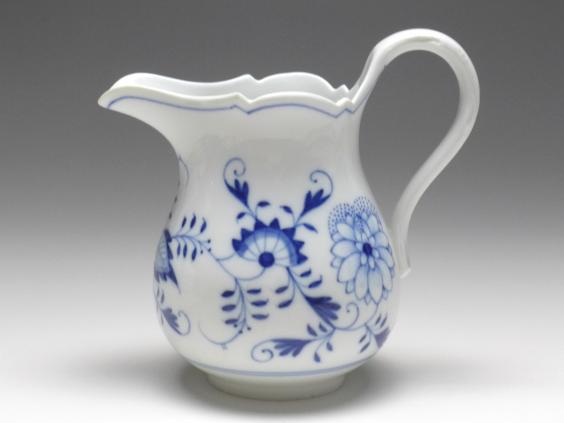 Giesser, Milchgießer, Meissen, 20. Jh., Zwiebelmuster, H: 13 cm, V: 0,4 l.