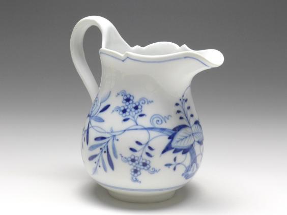 Giesser, Milchgießer, Meissen, 20. Jh., Zwiebelmuster, H: 13 cm, V: 0,4 l.