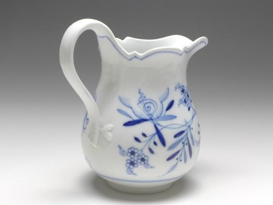 Giesser, Milchgießer, Meissen, 20. Jh., Zwiebelmuster, H: 13 cm, V: 0,4 l.