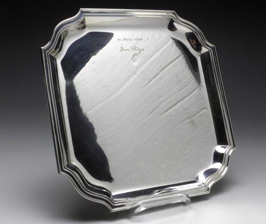 großes Tablett mit getrepptem Rand, 835er Silber, 28,5x28,5 cm, 609 g