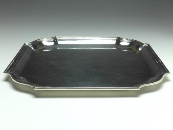 großes Tablett mit getrepptem Rand, 835er Silber, 28,5x28,5 cm, 609 g
