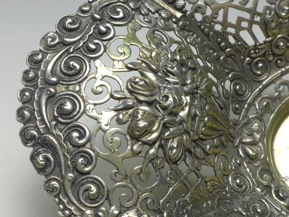 ovale Schale mit Paar, Rosendekor und Durchbruchrand, 800er Silber, 4 x 27 x 16,5 cm, 251 g