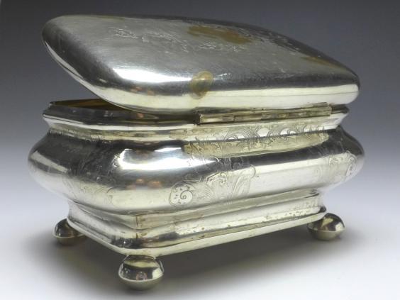 Zuckerdose, Deckeldose auf 4 Kugelfüßen, vor 1888, 12 Lot (750er) Silber, florales Dekor, 15,5x11,5x9 cm, 320 g