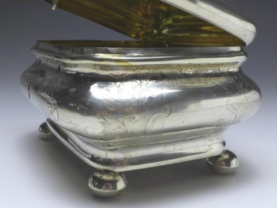 Zuckerdose, Deckeldose auf 4 Kugelfüßen, vor 1888, 12 Lot (750er) Silber, florales Dekor, 15,5x11,5x9 cm, 320 g
