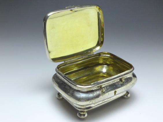 Zuckerdose, Deckeldose auf 4 Kugelfüßen, vor 1888, 12 Lot (750er) Silber, florales Dekor, 15,5x11,5x9 cm, 320 g