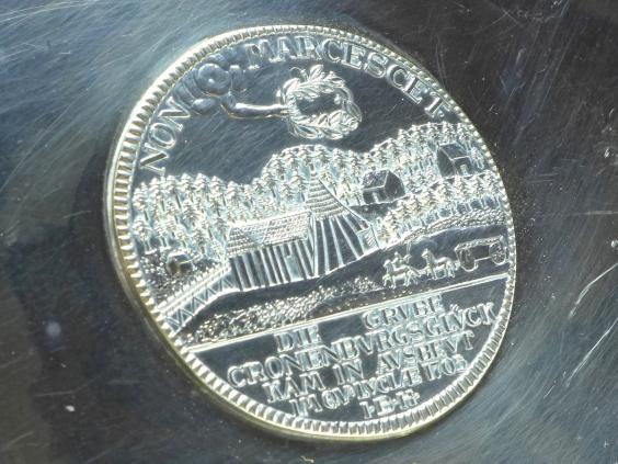 Silbertablett | Münzteller mit Ausbeutethaler, Braunschweig-Wolfenbüttel, Die Grube Cronenburgsglück, 925er Silber, D: 19 cm, 347 g