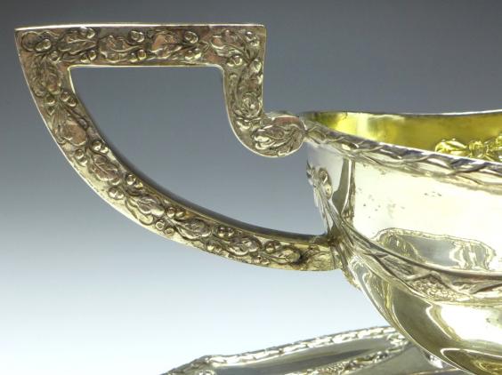 große prunkvolle Sauciere mit Unterschale, Historismus um 1890, 800er Silber, B: 27 cm, 613 g