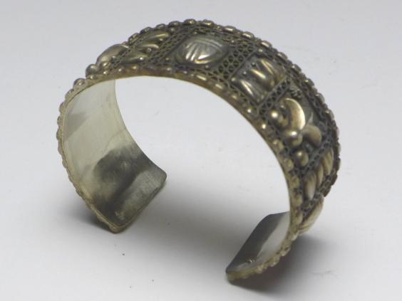Armspange, mit verschiedenen Ornamenten, 835er Silber, D: 60 mm, 34 g
