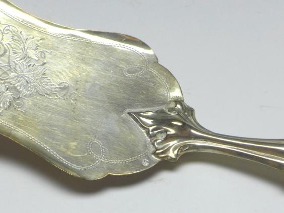 Tortenheber, mit Trauben und Weinblättern. 13 Lot Silber, L: 19 cm, 26 g