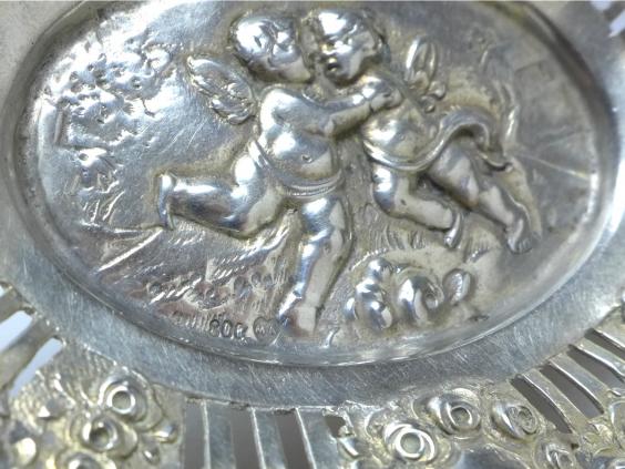 ovale Schale mit Henkel, Amoretten, Rosendekor und Durchbruchrand, 800er Silber, 11,5 x 10 cm, 63 g