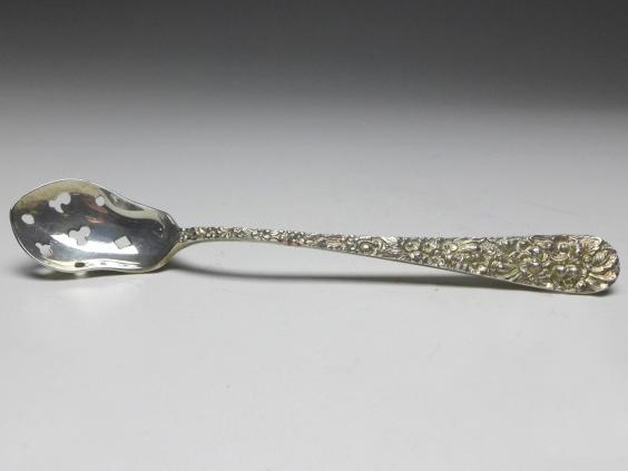 Olivenlöffel, Sieblöffel, Dekor Repoussé, Griff 925er Sterling Silber, Stieff, USA, L: 14,5 cm