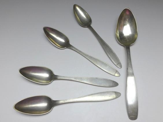 Set 5 alte Löffel: 1x Beilagelöffel, 4x Suppenlöffel, Esslöffel, 12 Lot | 10 Lot Silber, L: 28 / 22,5 cm