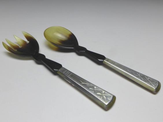 Salatbesteck 2-teilig, Laffen aus Horn, Griffe 835er Silber, L: 16,5 cm