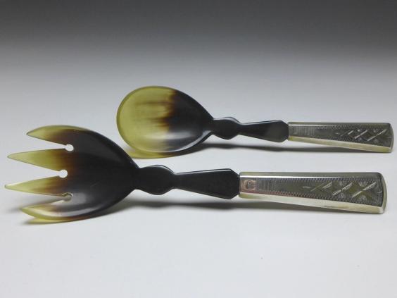 Salatbesteck 2-teilig, Laffen aus Horn, Griffe 835er Silber, L: 16,5 cm