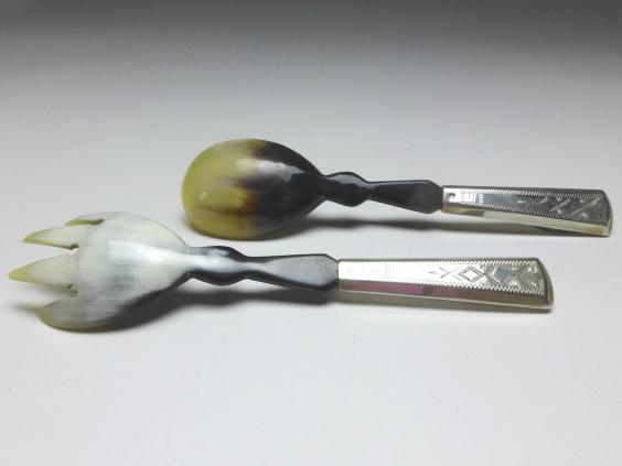 Salatbesteck 2-teilig, Laffen aus Horn, Griffe 835er Silber, L: 16,5 cm