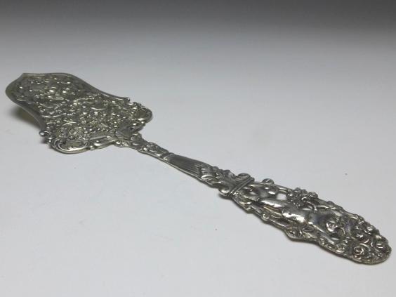 Tortenheber, 800er Silber, Rosendekor mit Bändern und Ranken, Griff mit Putto und Rosenblüten, L: 20,5 cm