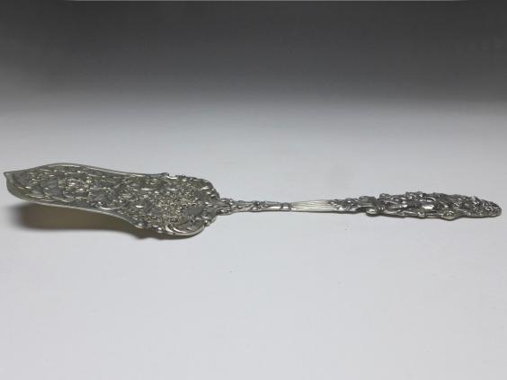 Tortenheber, 800er Silber, Rosendekor mit Bändern und Ranken, Griff mit Putto und Rosenblüten, L: 20,5 cm