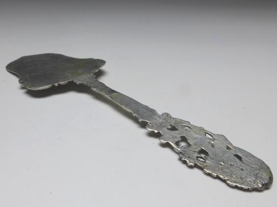 Tortenheber, 800er Silber, Rosendekor mit Bändern und Ranken, Griff mit Putto und Rosenblüten, L: 20,5 cm
