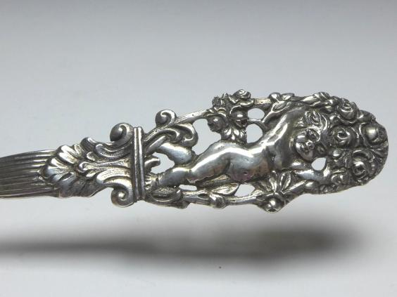 Tortenheber, 800er Silber, Rosendekor mit Bändern und Ranken, Griff mit Putto und Rosenblüten, L: 20,5 cm