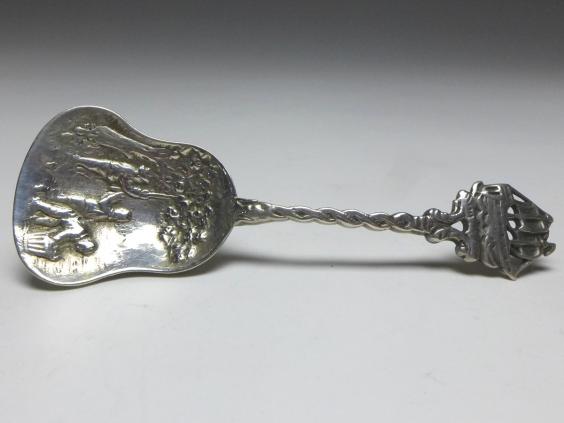 Zuckerlöffel, Löffel, 800er Silber. Laffe mit Dekor Apfelernte, Griff mit Schiff, L: 10,5 cm