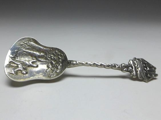 Zuckerlöffel, Löffel, 800er Silber. Laffe mit Dekor Apfelernte, Griff mit Schiff, L: 10,5 cm