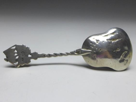 Zuckerlöffel, Löffel, 800er Silber. Laffe mit Dekor Apfelernte, Griff mit Schiff, L: 10,5 cm
