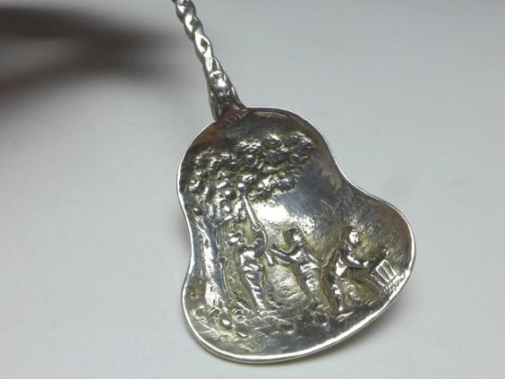 Zuckerlöffel, Löffel, 800er Silber. Laffe mit Dekor Apfelernte, Griff mit Schiff, L: 10,5 cm