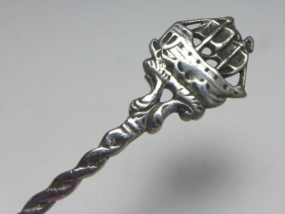 Zuckerlöffel, Löffel, 800er Silber. Laffe mit Dekor Apfelernte, Griff mit Schiff, L: 10,5 cm