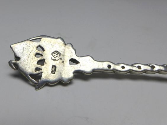 Zuckerlöffel, Löffel, 800er Silber. Laffe mit Dekor Apfelernte, Griff mit Schiff, L: 10,5 cm
