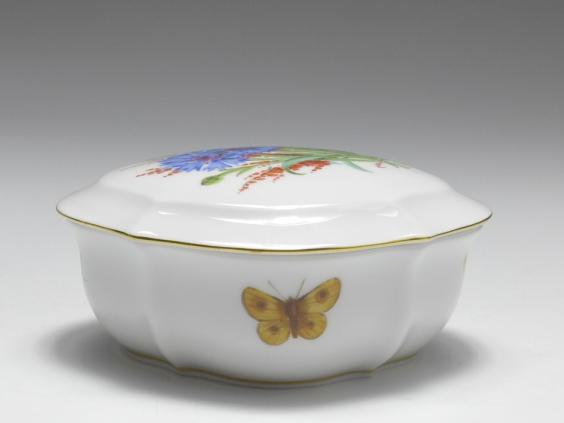 Dose, Meissen, Blume mit Schmetterling, L: 9,5 cm