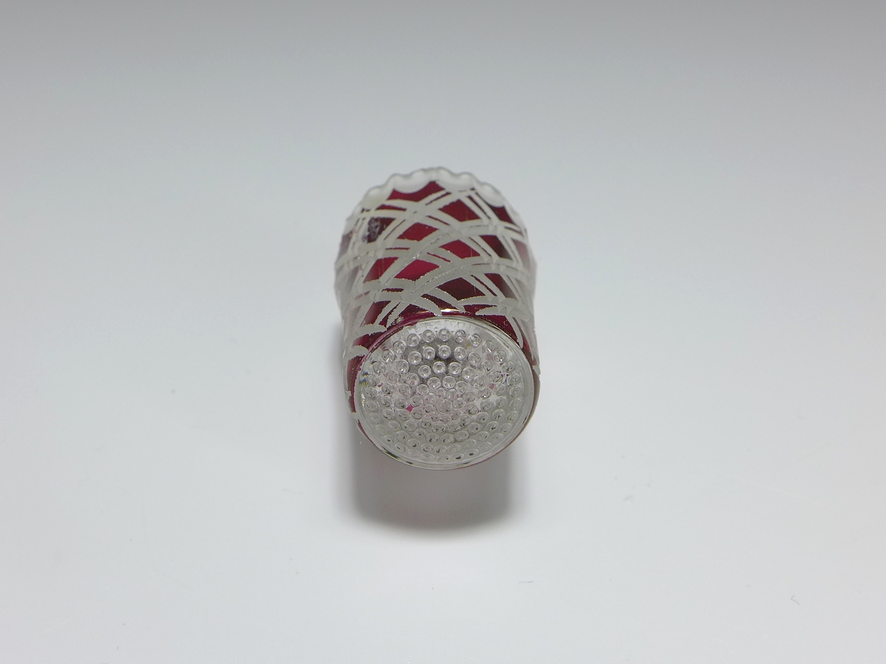 AE 566 Fingerhut aus Kristallglas in roten/lila Lüster mit Motiv Weinrebe 