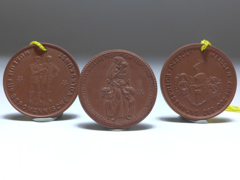 3x Plakette, Medaillon, Meissen, Böttgersteinzeug, D: 40 /42 mm