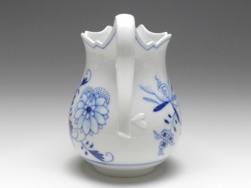 Giesser, Milchgießer, Meissen, 20. Jh., Zwiebelmuster, H: 13 cm, V: 0,4 l.