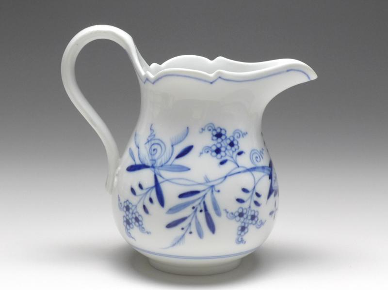 Giesser, Milchgießer, Meissen, 20. Jh., Zwiebelmuster, H: 13 cm, V: 0,4 l.