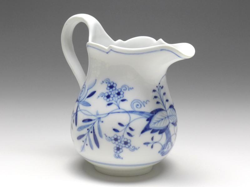 Giesser, Milchgießer, Meissen, 20. Jh., Zwiebelmuster, H: 13 cm, V: 0,4 l.