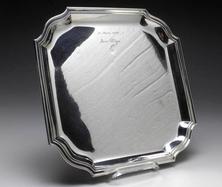 großes Tablett mit getrepptem Rand, 835er Silber, 28,5x28,5 cm, 609 g