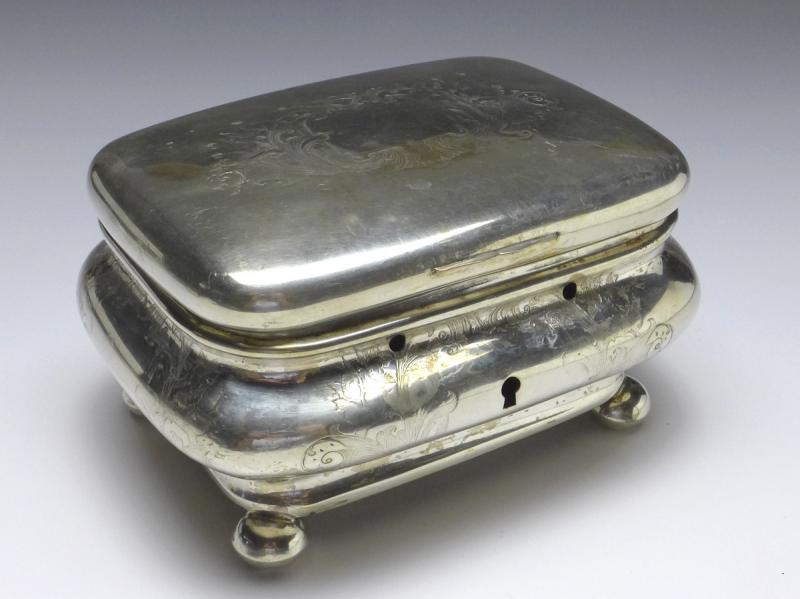 Zuckerdose, Deckeldose auf 4 Kugelfüßen, vor 1888, 12 Lot (750er) Silber, florales Dekor, 15,5x11,5x9 cm, 320 g
