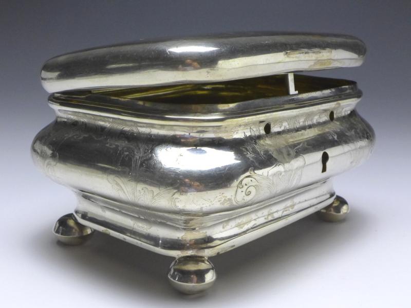 Zuckerdose, Deckeldose auf 4 Kugelfüßen, vor 1888, 12 Lot (750er) Silber, florales Dekor, 15,5x11,5x9 cm, 320 g