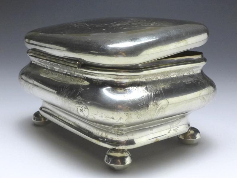 Zuckerdose, Deckeldose auf 4 Kugelfüßen, vor 1888, 12 Lot (750er) Silber, florales Dekor, 15,5x11,5x9 cm, 320 g