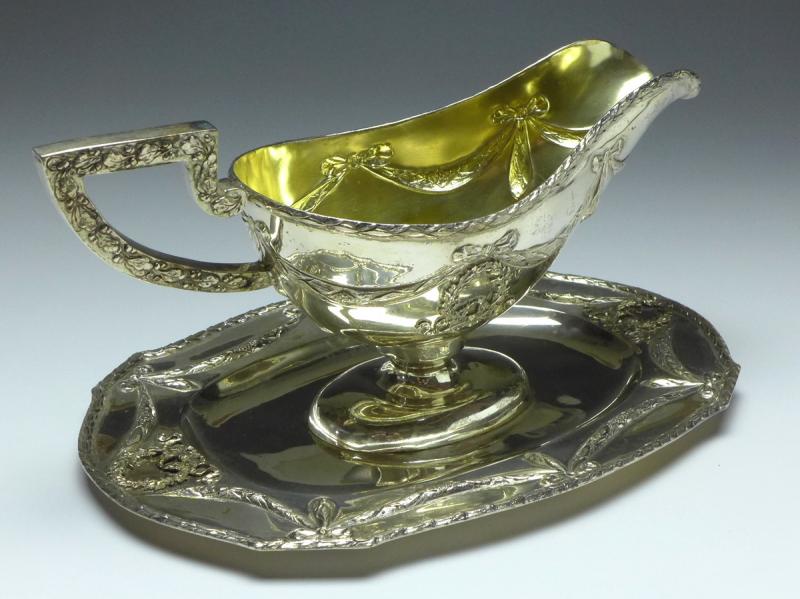große prunkvolle Sauciere mit Unterschale, Historismus um 1890, 800er Silber, B: 27 cm, 613 g