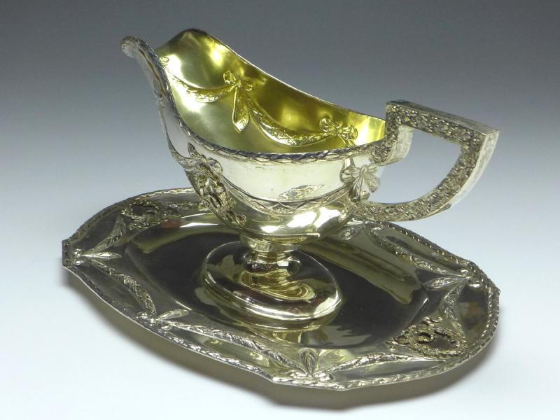 große prunkvolle Sauciere mit Unterschale, Historismus um 1890, 800er Silber, B: 27 cm, 613 g