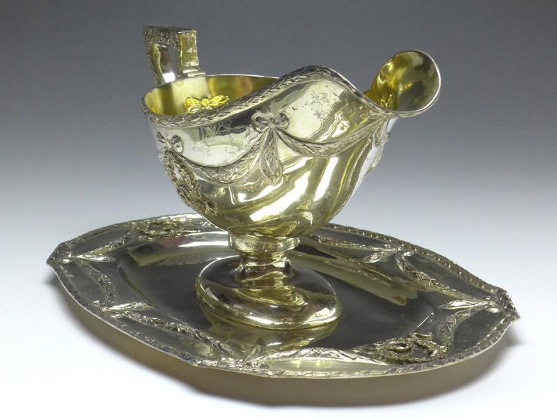 große prunkvolle Sauciere mit Unterschale, Historismus um 1890, 800er Silber, B: 27 cm, 613 g