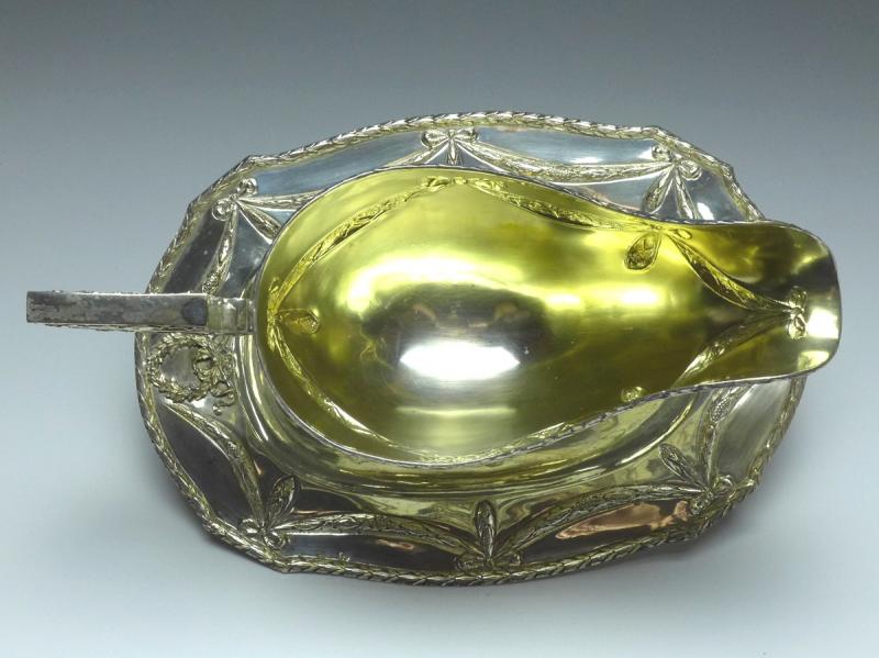 große prunkvolle Sauciere mit Unterschale, Historismus um 1890, 800er Silber, B: 27 cm, 613 g