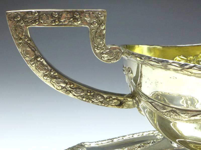 große prunkvolle Sauciere mit Unterschale, Historismus um 1890, 800er Silber, B: 27 cm, 613 g