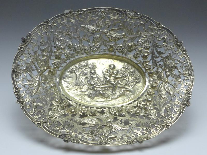 ovale Schale, 4 Putti auf einem Ast eines Apfelbaumes sitzend, 800er Silber, 4 x 24,5 x 20 cm, 271 g